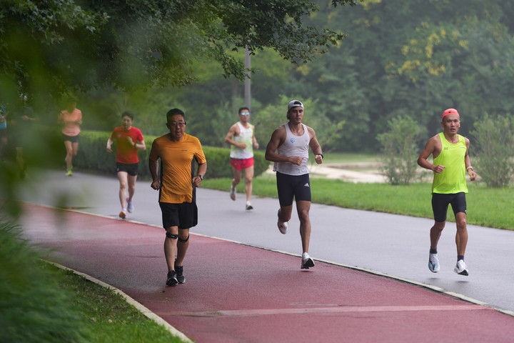 2024年7月14日，市民在北京中軸線延長(zhǎng)線上的奧林匹克森林公園運(yùn)動(dòng)鍛煉。