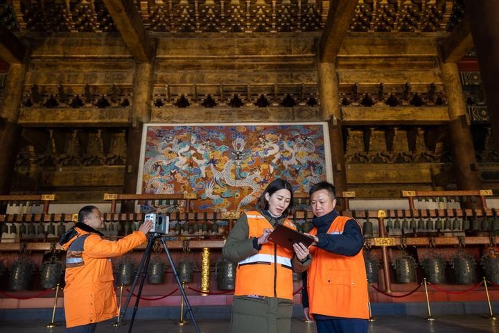 北京市測(cè)繪設(shè)計(jì)研究院團(tuán)隊(duì)在太廟測(cè)繪（2023年2月19日攝）。2020年9月起，北京市測(cè)繪設(shè)計(jì)研究院的技術(shù)團(tuán)隊(duì)開(kāi)展了北京中軸線遺產(chǎn)點(diǎn)實(shí)地測(cè)繪，從文物保護(hù)、環(huán)境整治、文物騰退等方面為北京中軸線申遺提供空間數(shù)據(jù)底板。