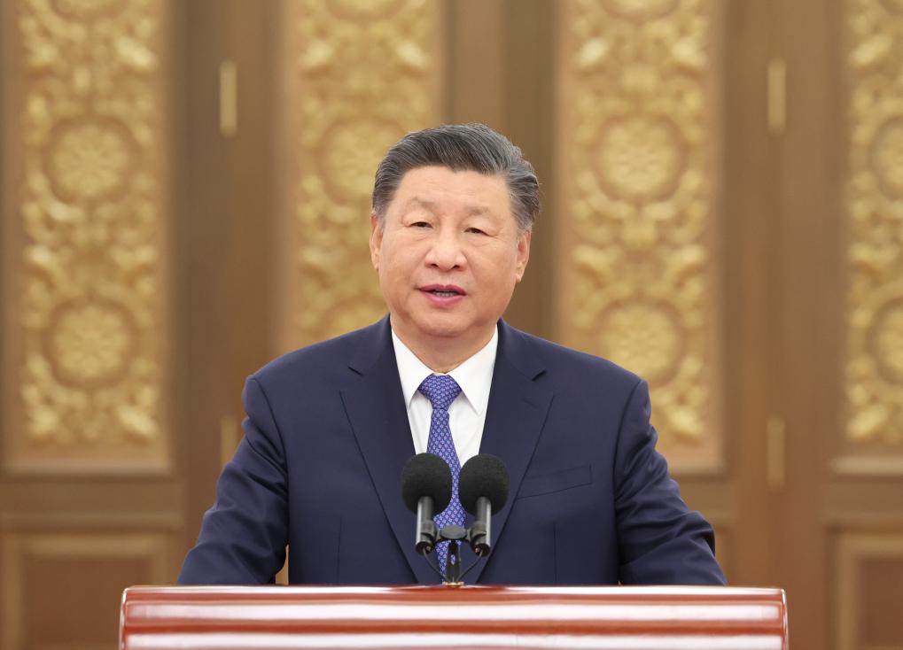 2024年9月23日，習(xí)近平總書記在人民大會堂接見探月工程嫦娥六號任務(wù)參研參試人員代表并參觀月球樣品和探月工程成果展覽。這是習(xí)近平總書記發(fā)表重要講話。新華社記者 鞠鵬 攝