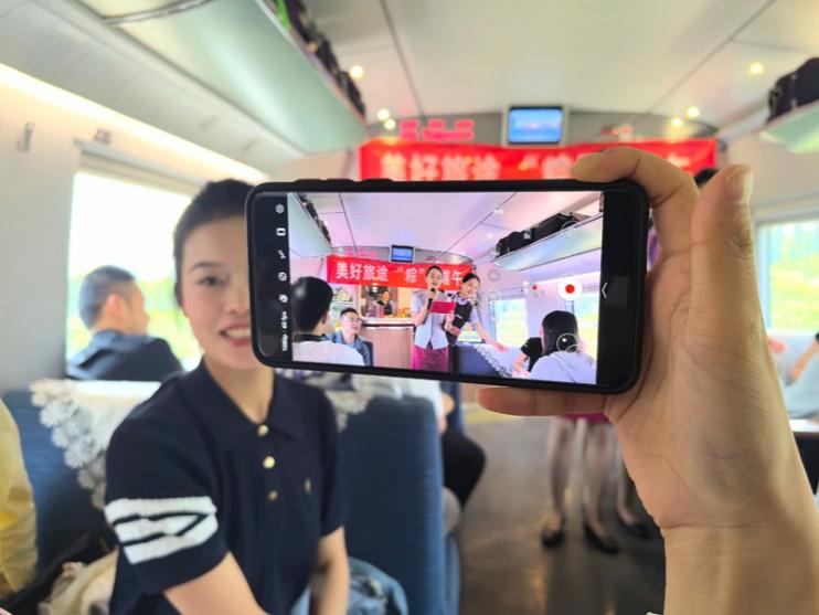 在活動(dòng)中，旅客紛紛舉起手機(jī)拍攝。顏笑攝