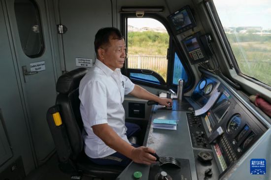 5月31日，在蒙內(nèi)鐵路內(nèi)羅畢站，機(jī)車駕駛員蔣立平在即將開往蒙巴薩的E2次列車上進(jìn)行準(zhǔn)備工作。新華社記者 楊光 攝