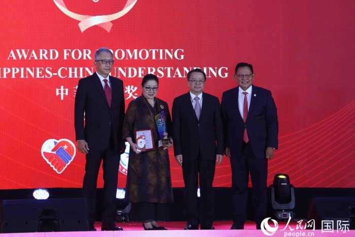 菲律賓前參議員許爾琦榮獲“終身成就獎(jiǎng)”。人民網(wǎng)記者 樊帆攝