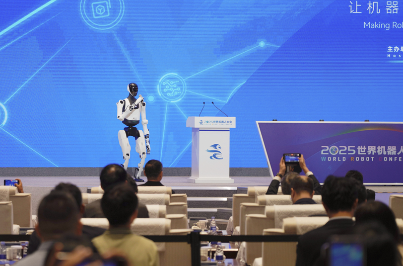 新華全媒+|2025世界機(jī)器人大會(huì)在北京開(kāi)幕(3)XxjpsgC007107_20250808_PEPFN0A001.jpg